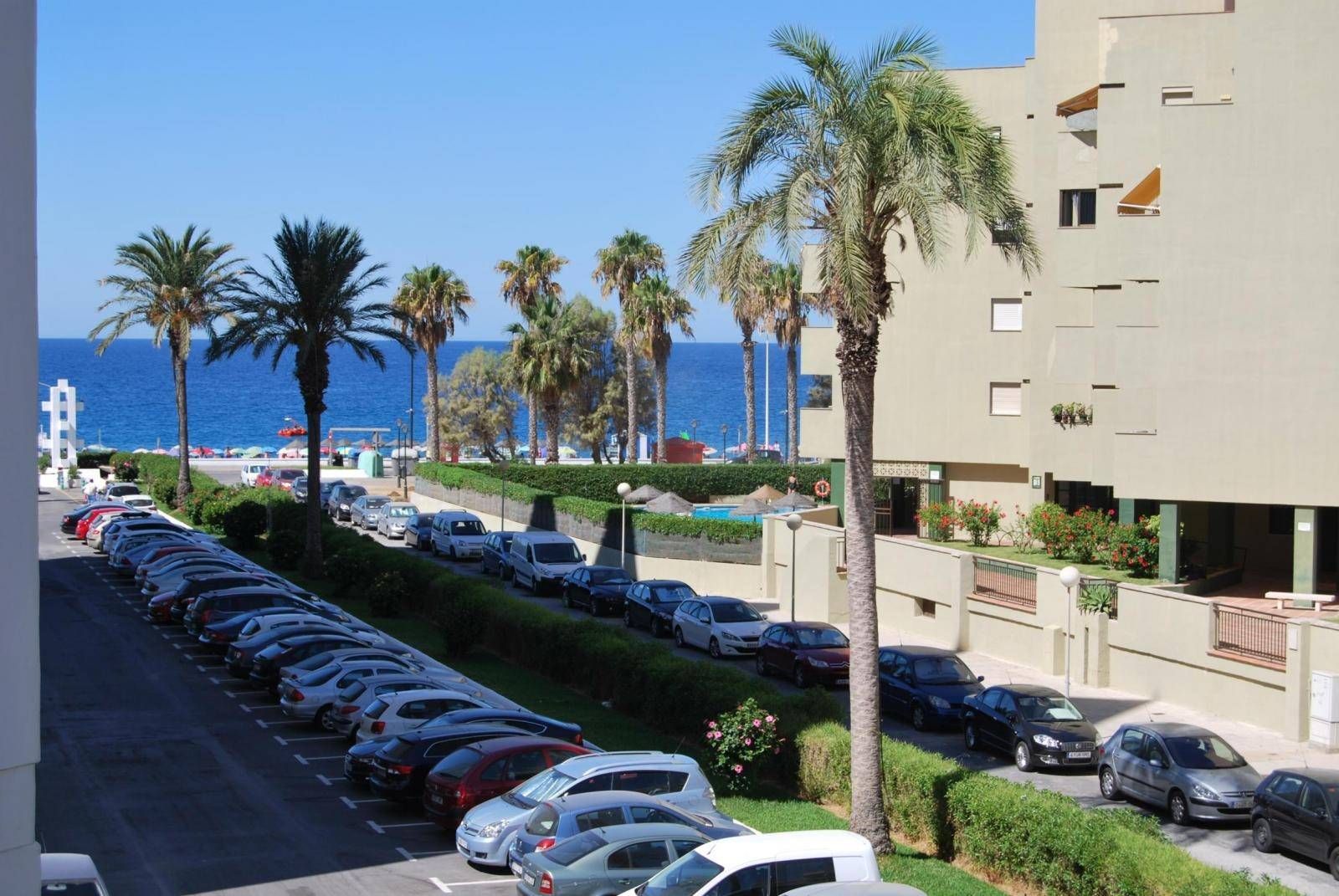 Vista exterior de Apartament de lloguer en Salobreña amb Terrassa i Piscina