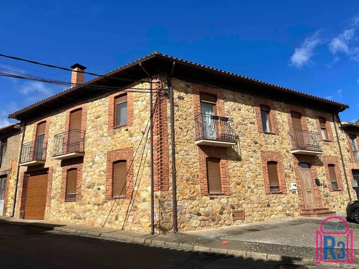 Vista exterior de Casa adosada en venda en Cuadros amb Calefacció i Jardí privat