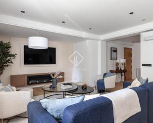 Sala d'estar de Pis en venda en  Madrid Capital amb Aire condicionat i Moblat