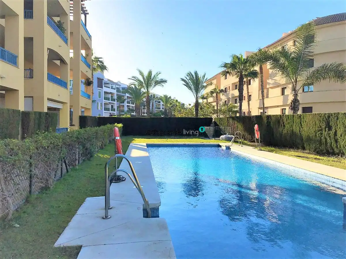 Piscina de Apartamento de alquiler en Sotogrande con Aire acondicionado, Calefacción y Terraza