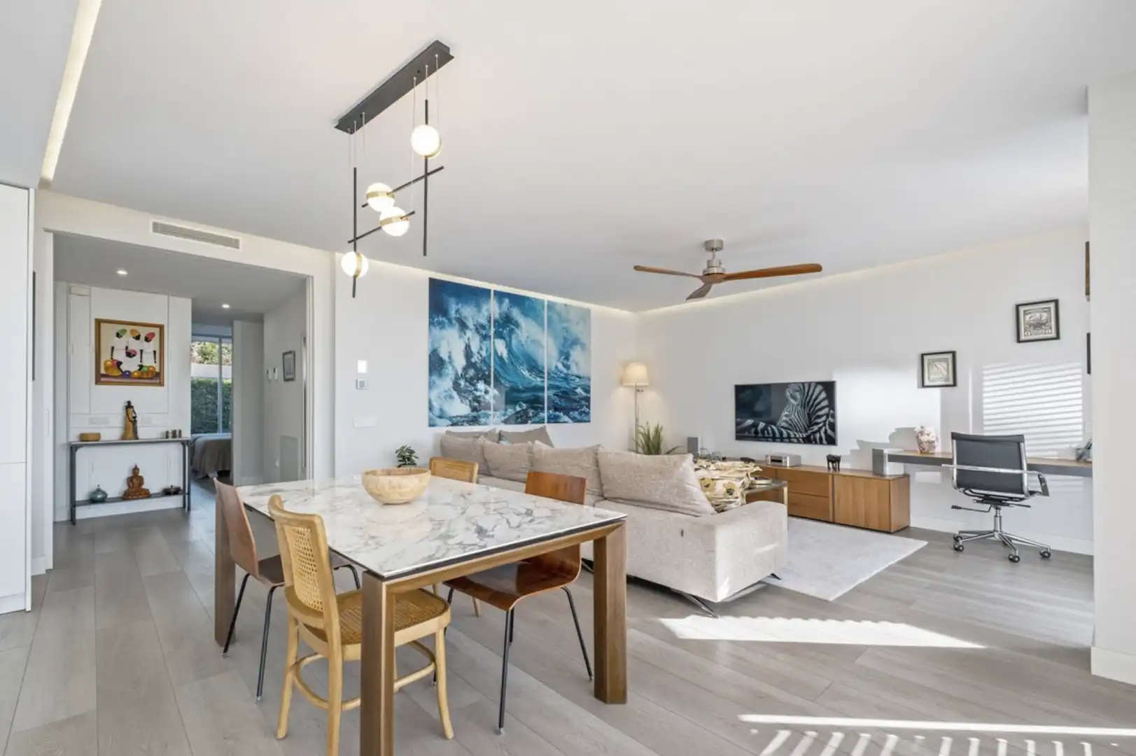 Sala d'estar de Apartament en venda en Estepona amb Aire condicionat, Jardí privat i Terrassa