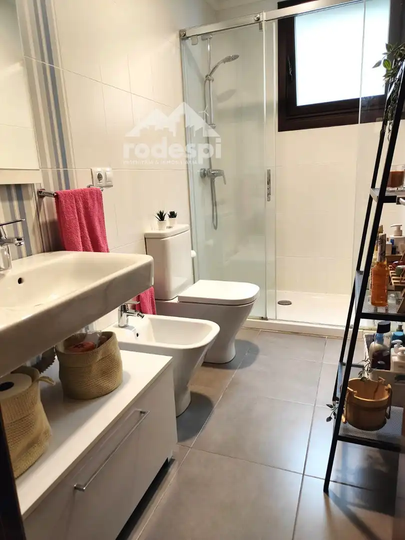Bathroom of Flat for sale in Vigo   with Heating, Storage room and Furnished