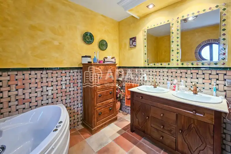 Bathroom of Houses for sale in Úbeda  with Air Conditioner, Heating and Terrace