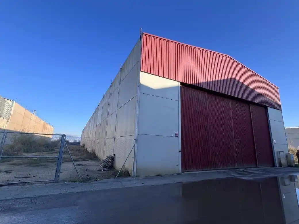 Außenansicht von Fabrikhallen zum Verkauf in Láchar