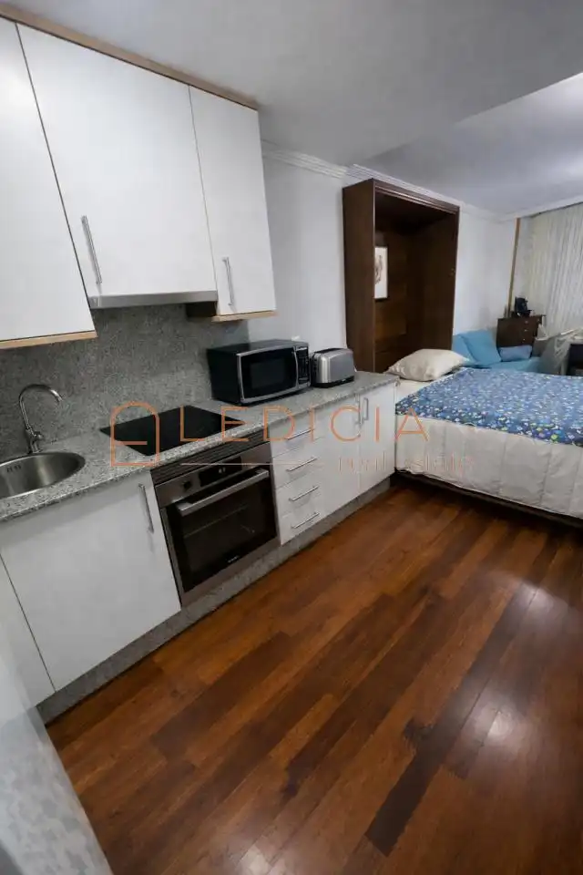 Cocina de Estudio en venta en Vigo  con Calefacción, Parquet y Amueblado