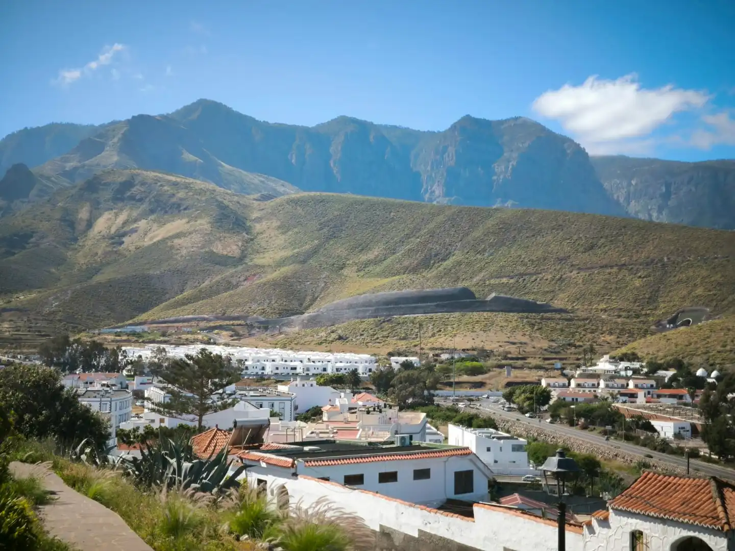 Vista exterior de Casa o xalet en venda en Agaete amb Jardí privat, Terrassa i Moblat