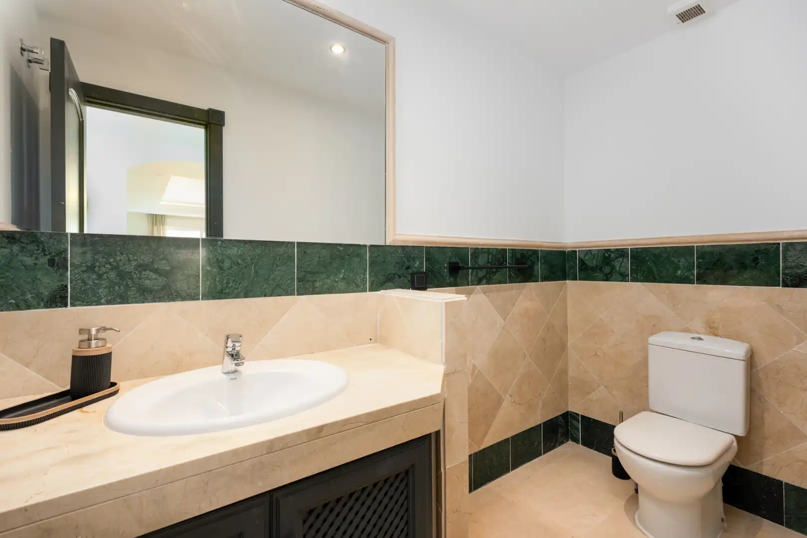 Badezimmer von Erdgeschoss zum Verkauf in Sotogrande mit Klimaanlage, Privatgarten und Terrasse