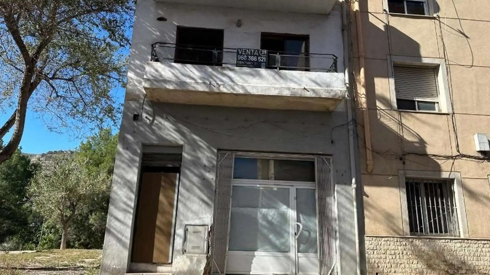 Vista exterior de Local en venta en Elda