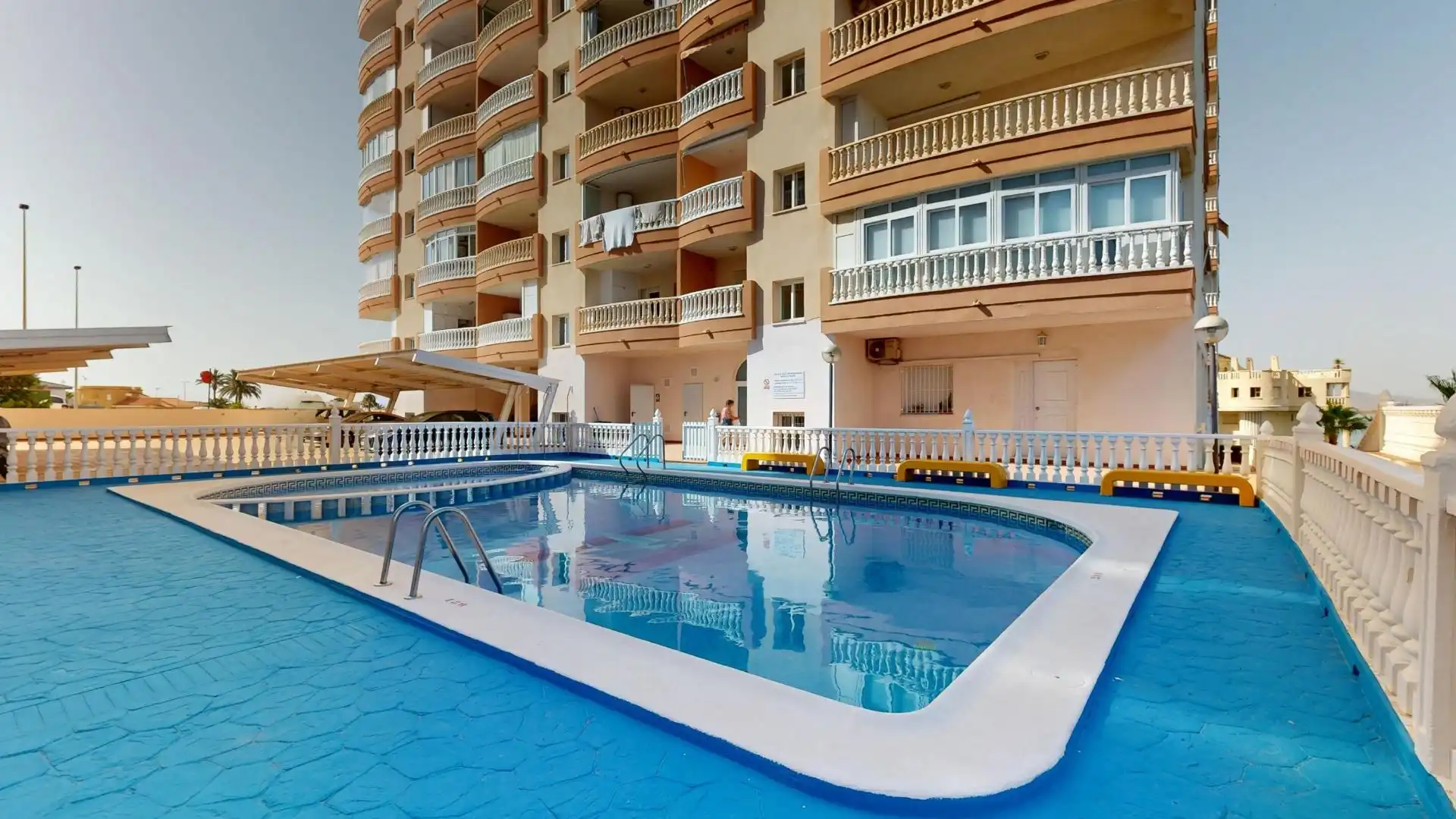 Piscina de Pis en venda en La Manga del Mar Menor amb Aire condicionat, Calefacció i Terrassa
