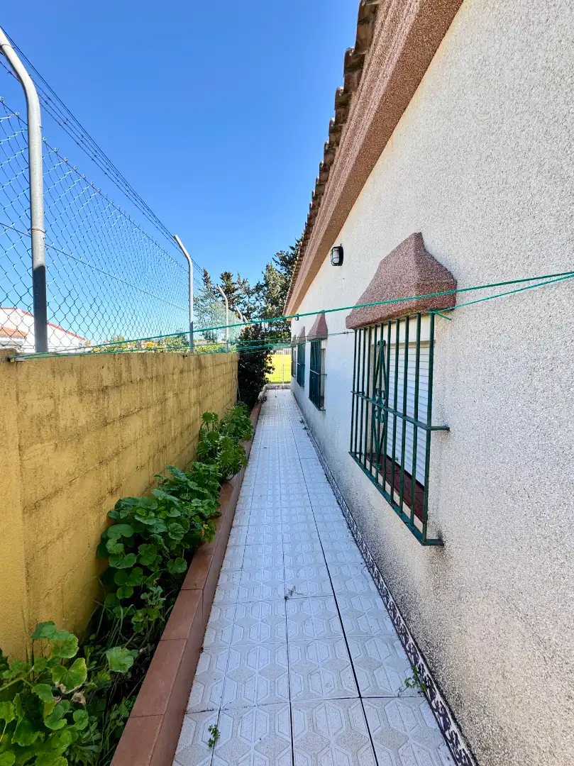 Vista exterior de Casa o chalet en venta en Chiclana de la Frontera con Aire acondicionado, Calefacción y Jardín privado