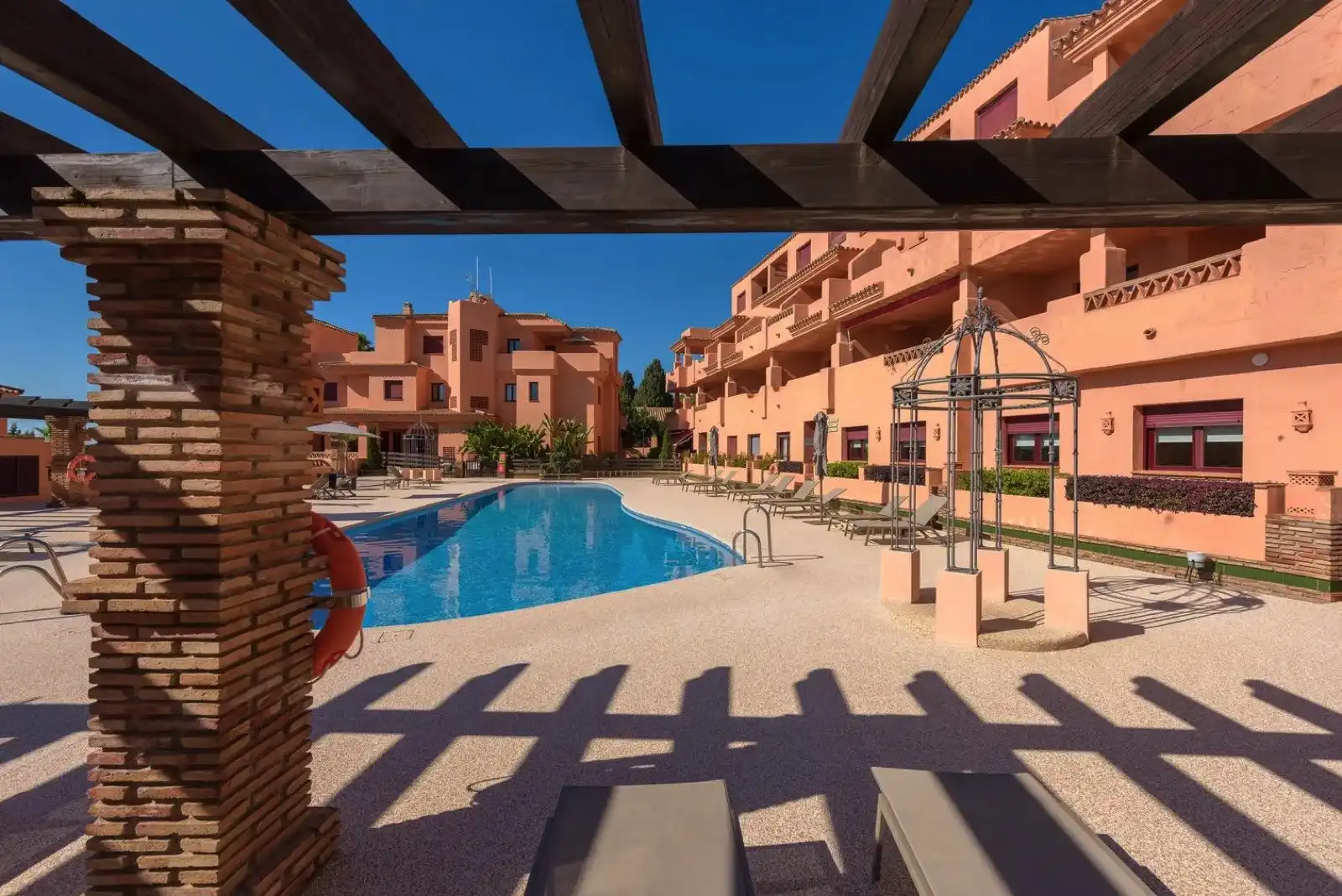 Vista exterior de Planta baja en venta en Estepona con Aire acondicionado, Terraza y Piscina