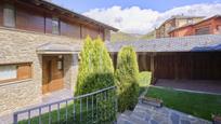 Vista exterior de Casa adosada en venda en Bellver de Cerdanya amb Calefacció, Jardí privat i Parquet