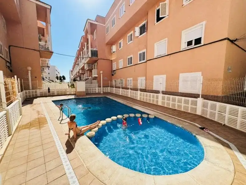 Piscina de Apartament en venda en Torrevieja amb Aire condicionat, Moblat i Piscina comunitària