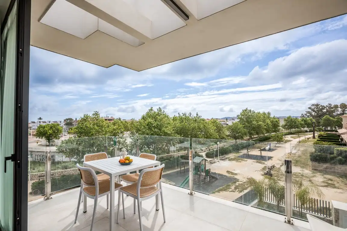 Terrasse von Wohnungen zur Miete in Jávea / Xàbia mit Klimaanlage, Privatgarten und Schwimmbad