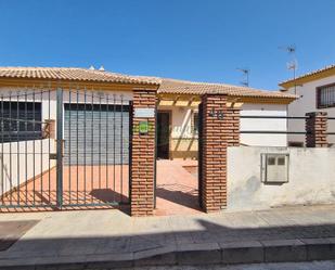 Vista exterior de Casa adosada en venda en Alcaucín amb Aire condicionat, Terrassa i Traster