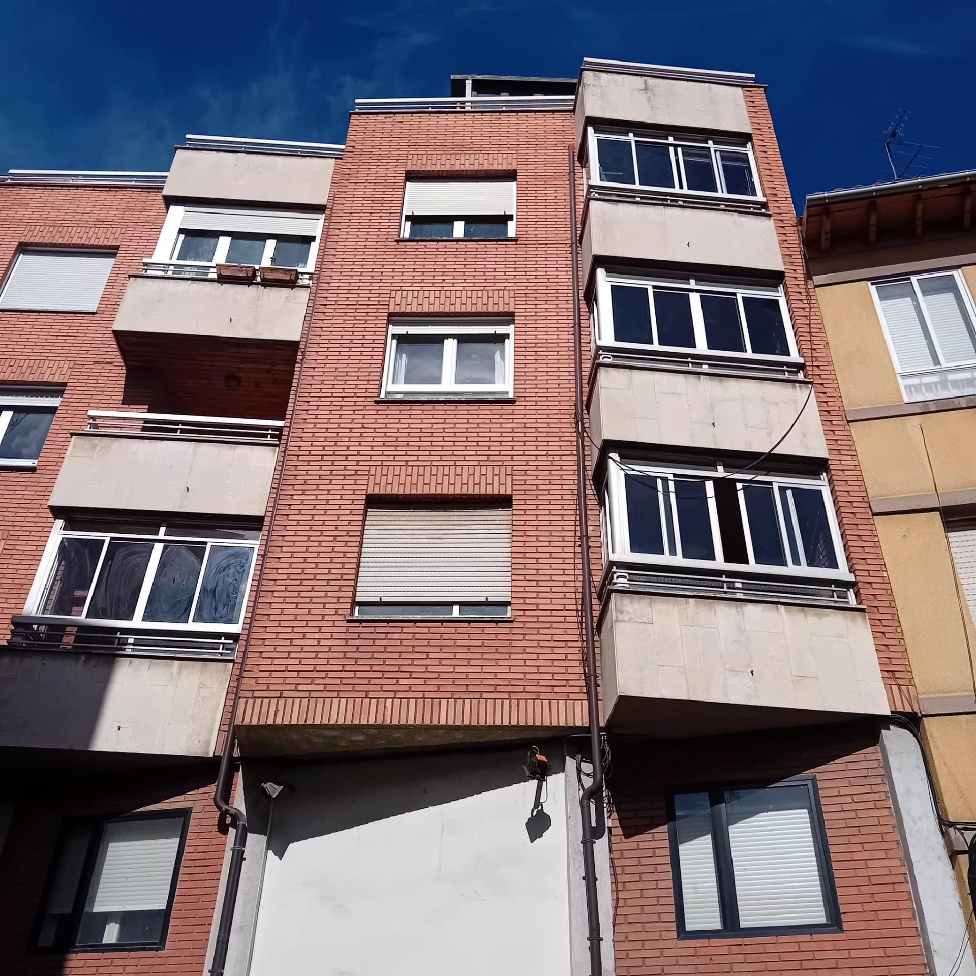 Vista exterior de Pis en venda en León Capital  amb Calefacció i Parquet