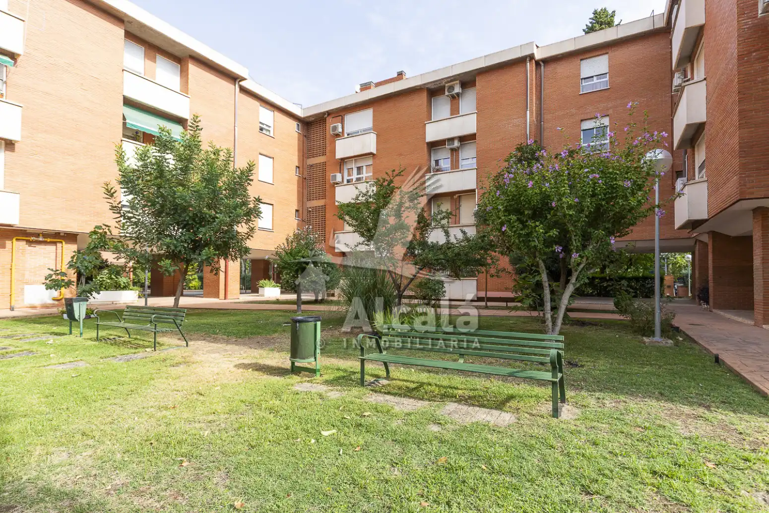 Vista exterior de Pis en venda en Alcalá de Henares amb Aire condicionat, Calefacció i Moblat