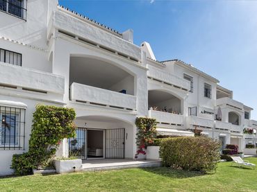 Bajo con piscina en venta en Nueva Andalucía