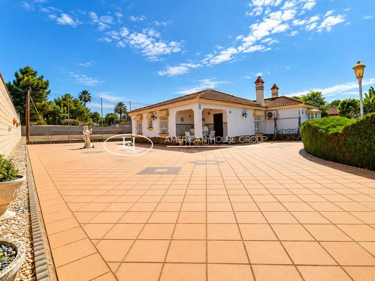 Vista exterior de Casa o xalet en venda en Chiclana de la Frontera amb Aire condicionat, Jardí privat i Traster