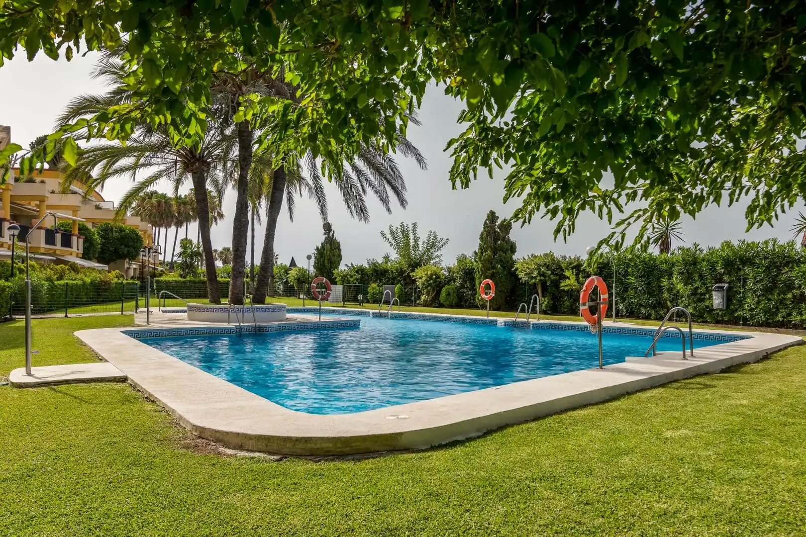 Swimming pool of Flat for sale in Marbella  with Air Conditioner, Heating and Private garden