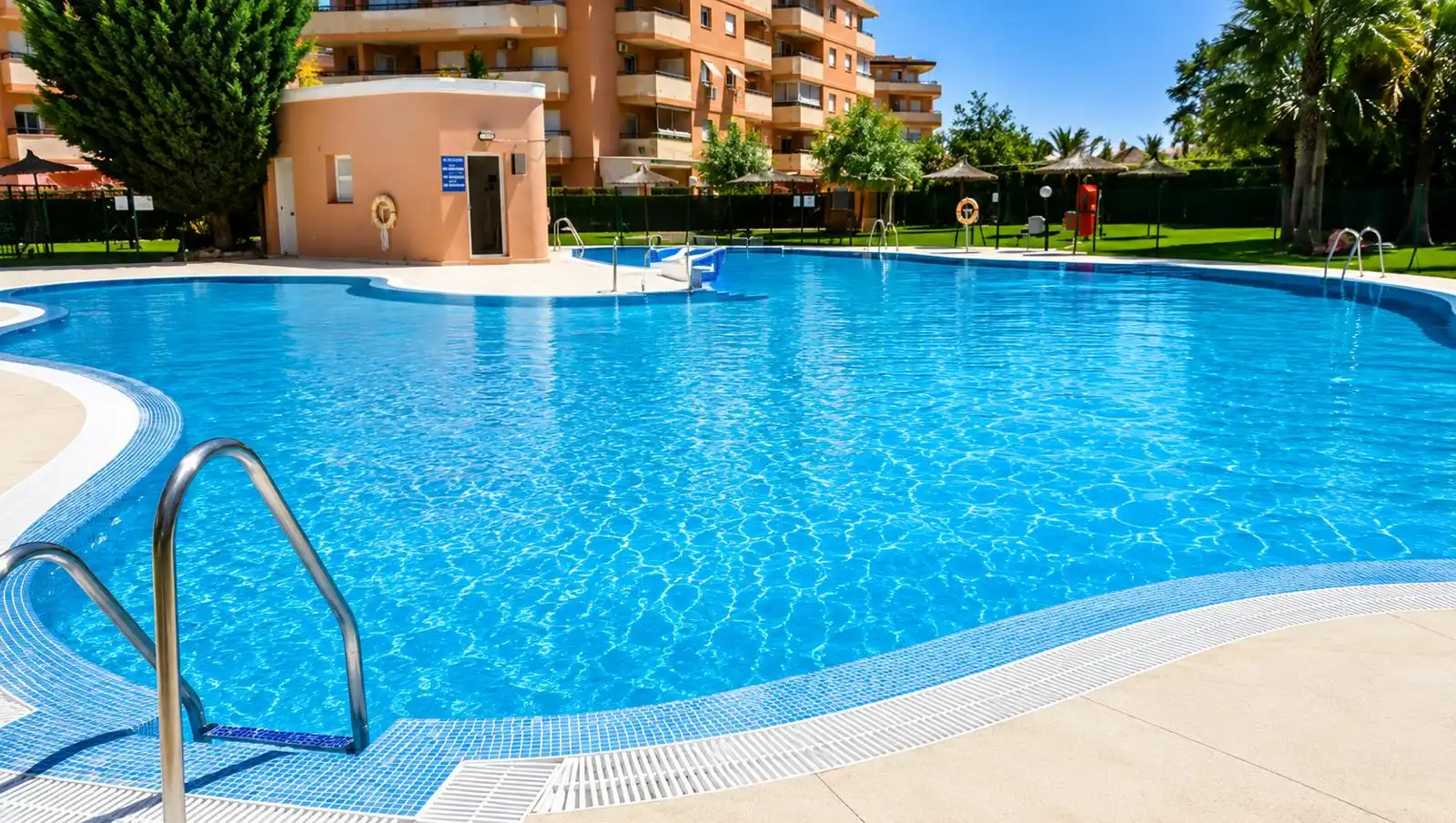 Piscina de Piso en venta en Manilva con Terraza, Trastero y Horno