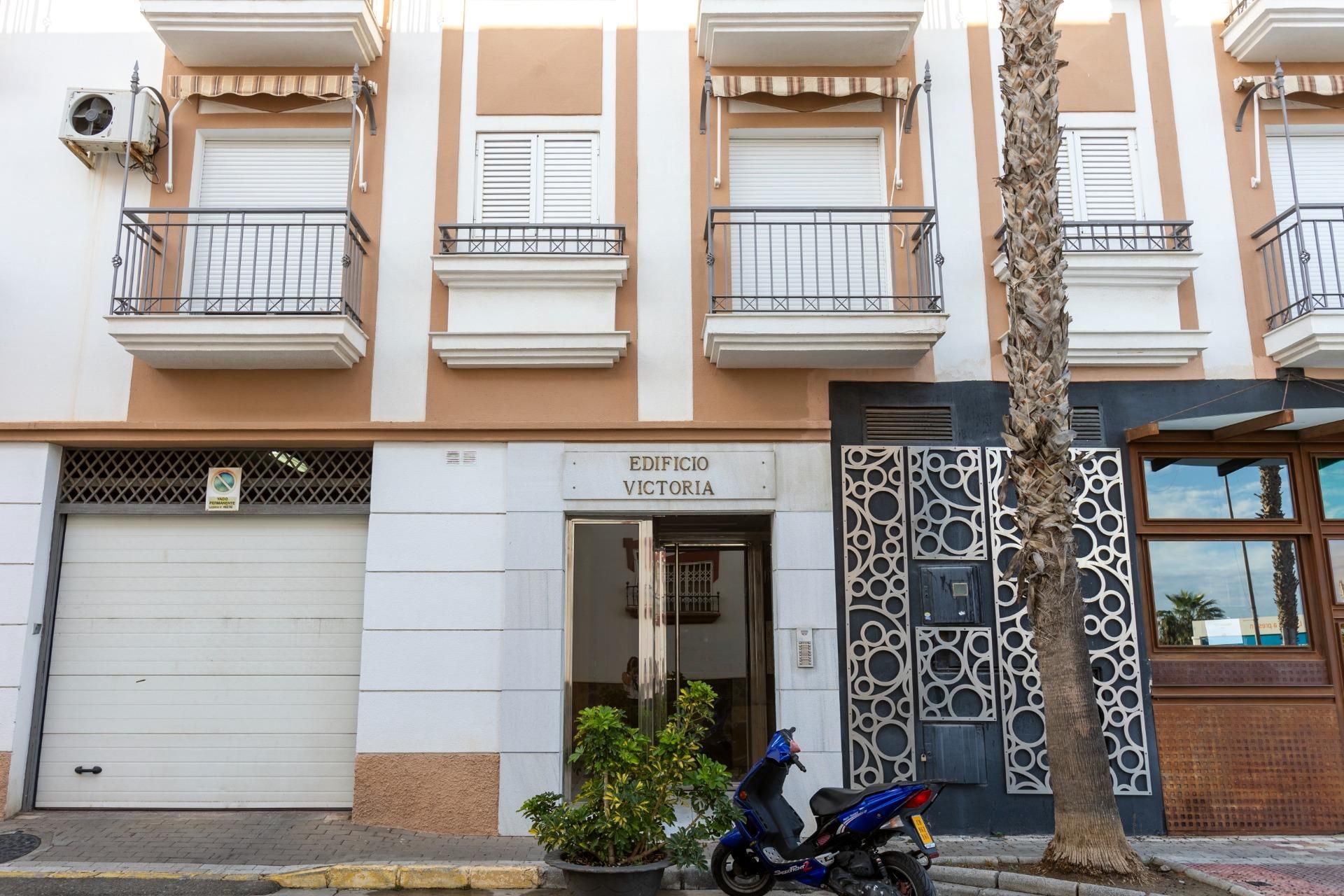 Vista exterior de Pis en venda en Salobreña amb Balcó