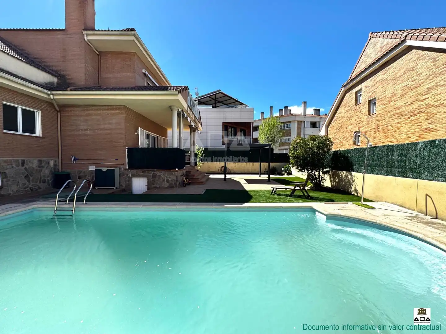 Swimming pool of Houses for sale in Villanueva de la Cañada  with Air Conditioner, Heating and Private garden