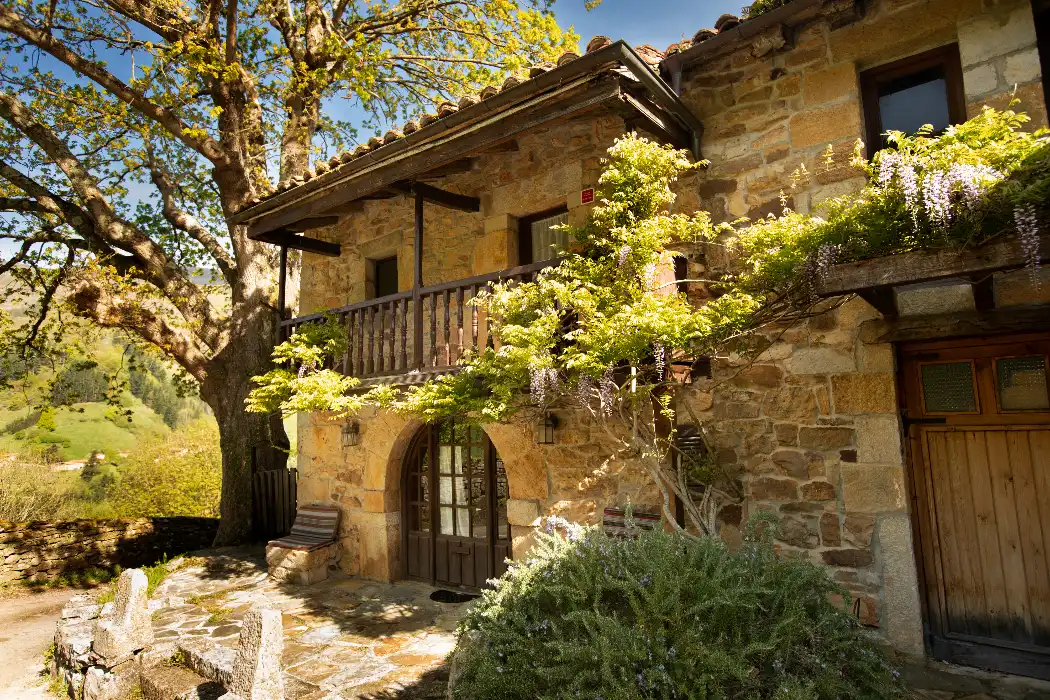 Vista exterior de Casa o xalet en venda en Luena  amb Calefacció, Jardí privat i Parquet