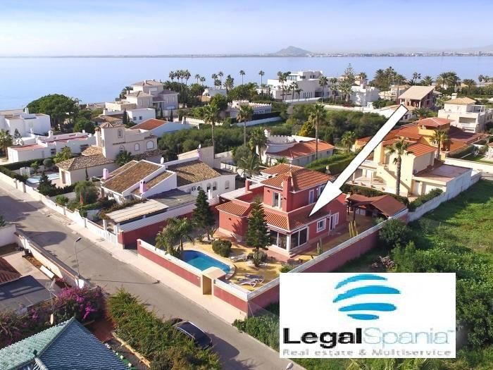 Vista exterior de Casa o xalet en venda en La Manga del Mar Menor amb Aire condicionat, Calefacció i Jardí privat