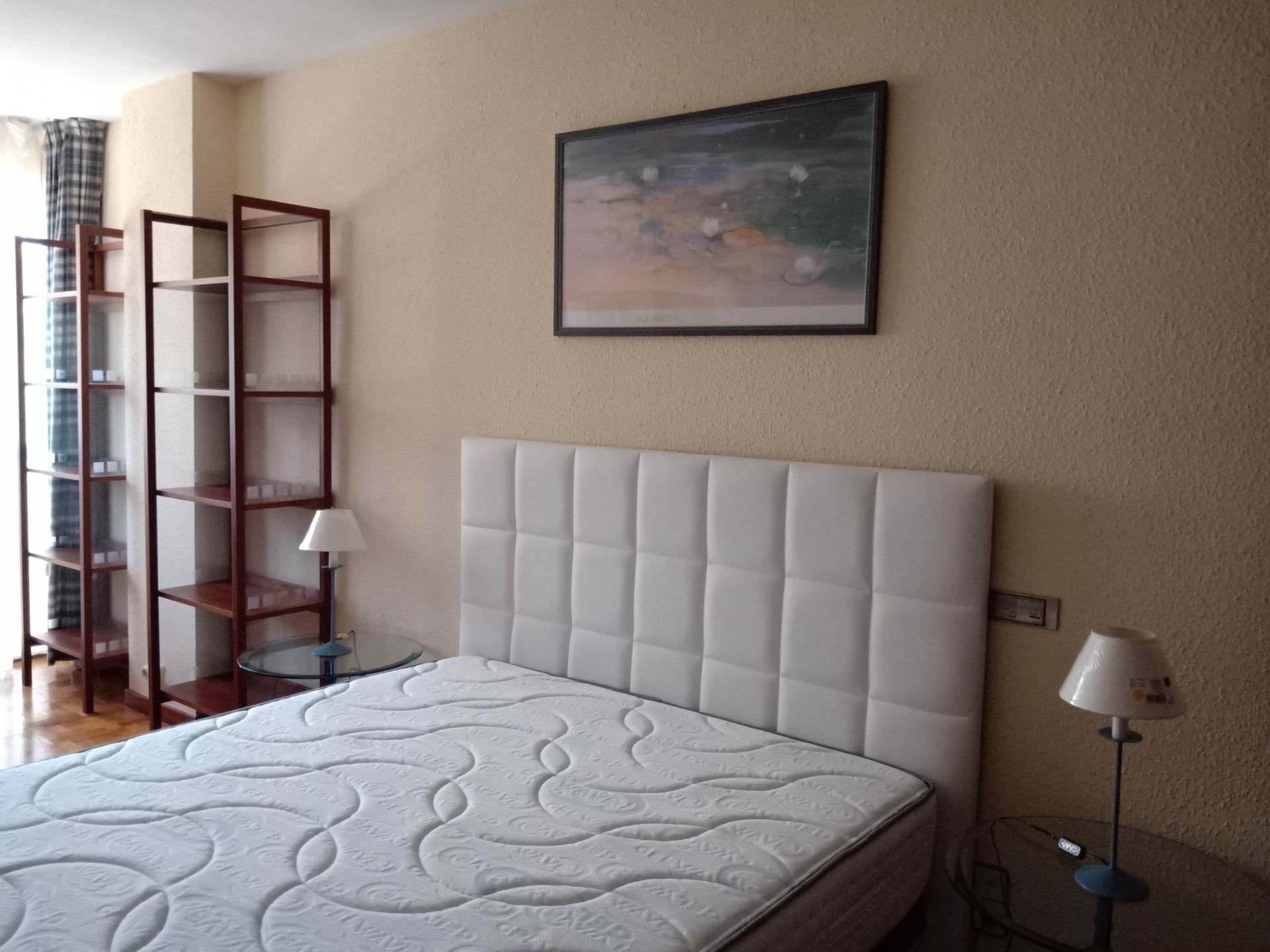 Habitación de Apartamento de alquiler en  Zaragoza Capital con Calefacción, Parquet y Amueblado