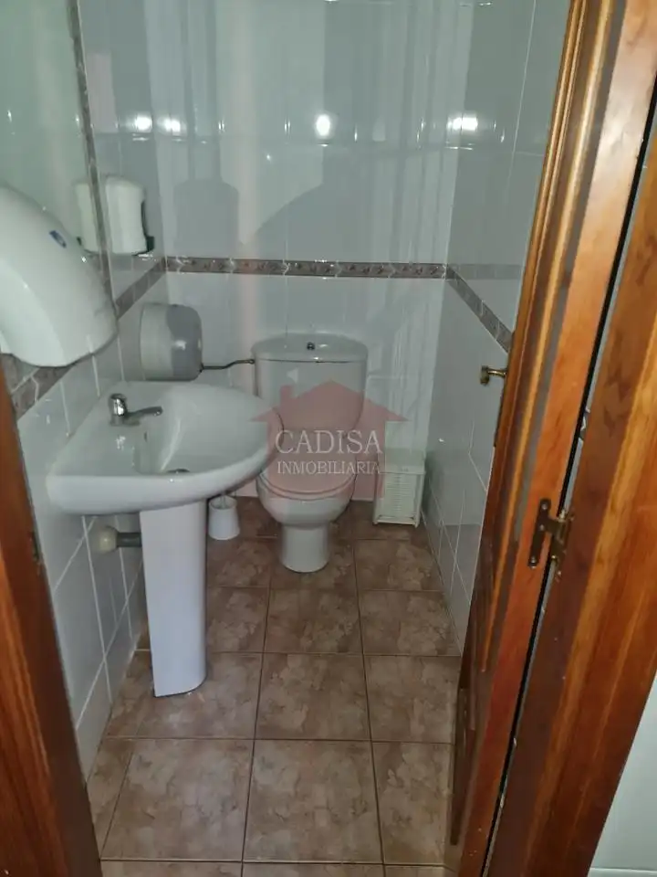 Baño de Local de alquiler en Salamanca con Aire acondicionado y Amueblado