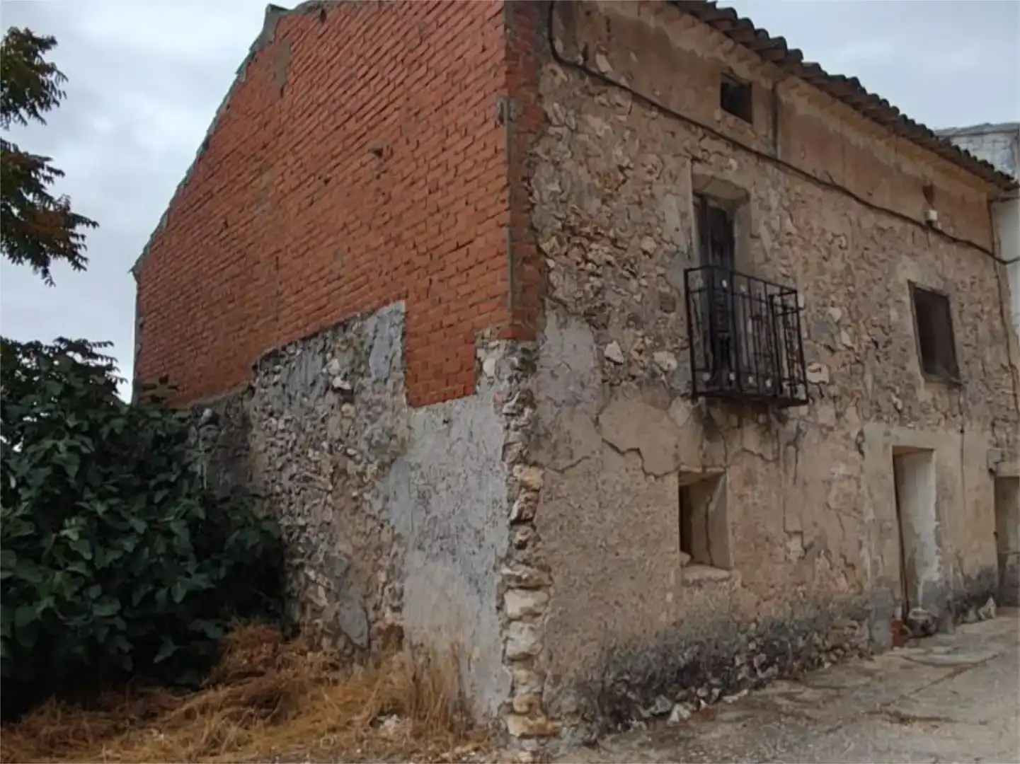 Vista exterior de Casa o xalet en venda en Huete amb Balcó