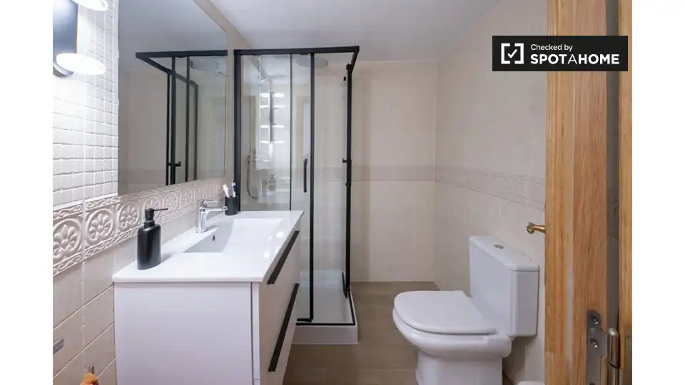 Bathroom of Flat for rent in Valencia  with Air Conditioner, Heating and Furnished