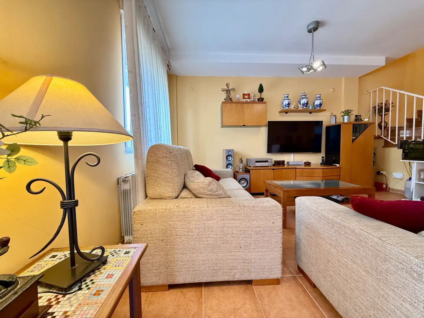 Wohnzimmer von Einfamilien-Reihenhaus zum Verkauf in San Antonio de Benagéber mit Klimaanlage, Heizung und Privatgarten