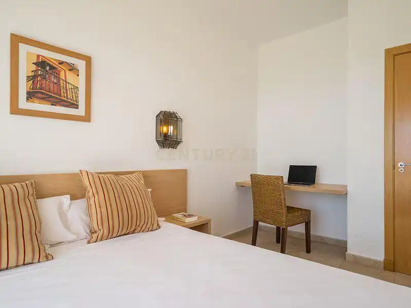 Schlafzimmer von Wohnungen zum Verkauf in Manilva mit Klimaanlage, Privatgarten und Schwimmbad