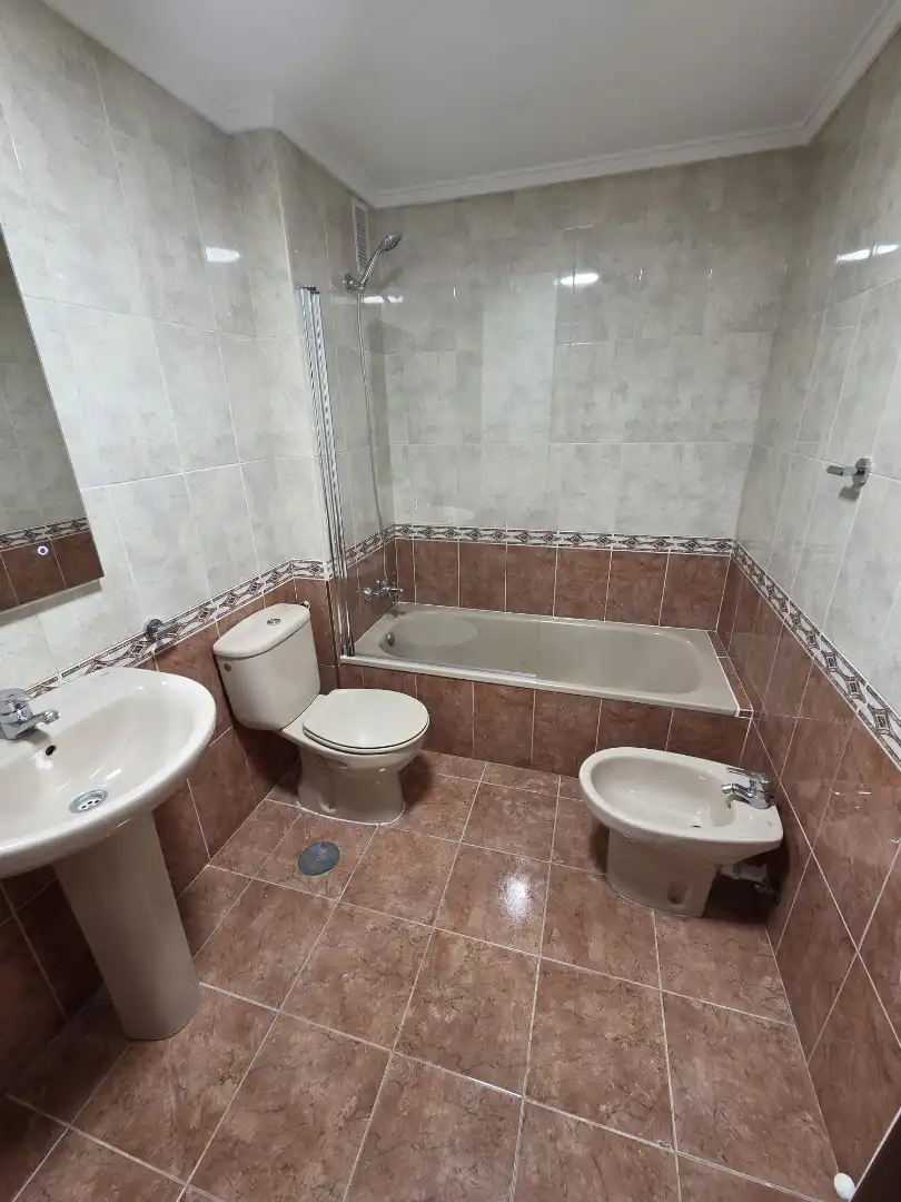 Badezimmer von Wohnung zur Miete in Oviedo  mit Heizung, Parkett und Abstellraum