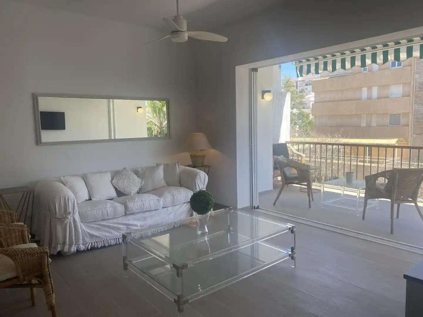 Wohnzimmer von Wohnungen zur Miete in Marbella mit Privatgarten, Schwimmbad und Möbliert