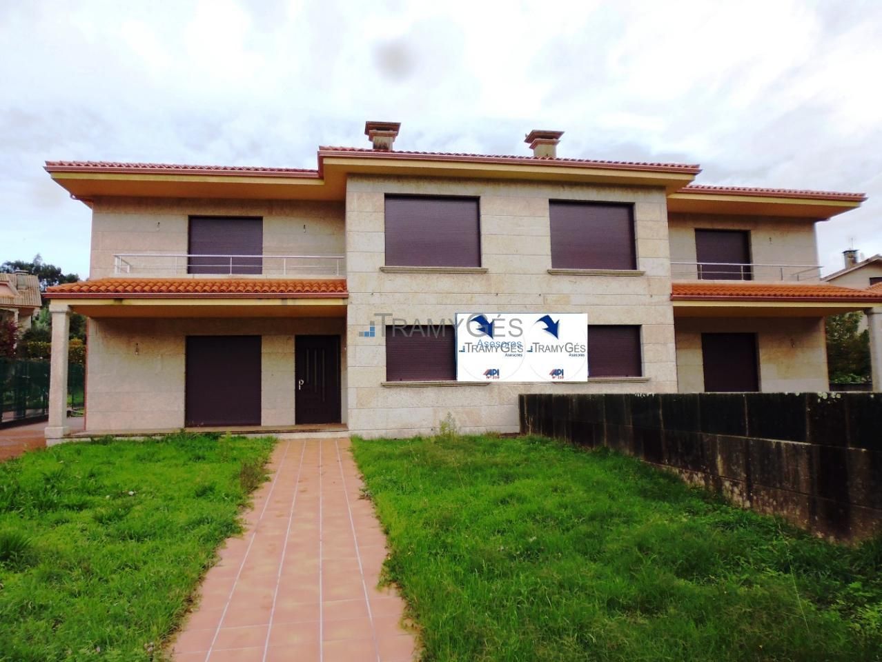 Vista exterior de Casa adosada en venda en Baiona amb Calefacció, Jardí privat i Parquet