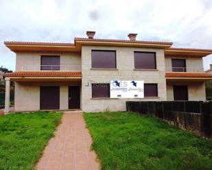 Vista exterior de Casa adosada en venda en Baiona amb Calefacció, Jardí privat i Parquet