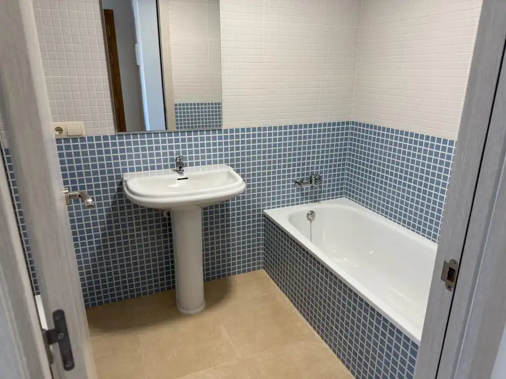 Baño de Piso en venta en Deltebre con Aire acondicionado, Terraza y Trastero