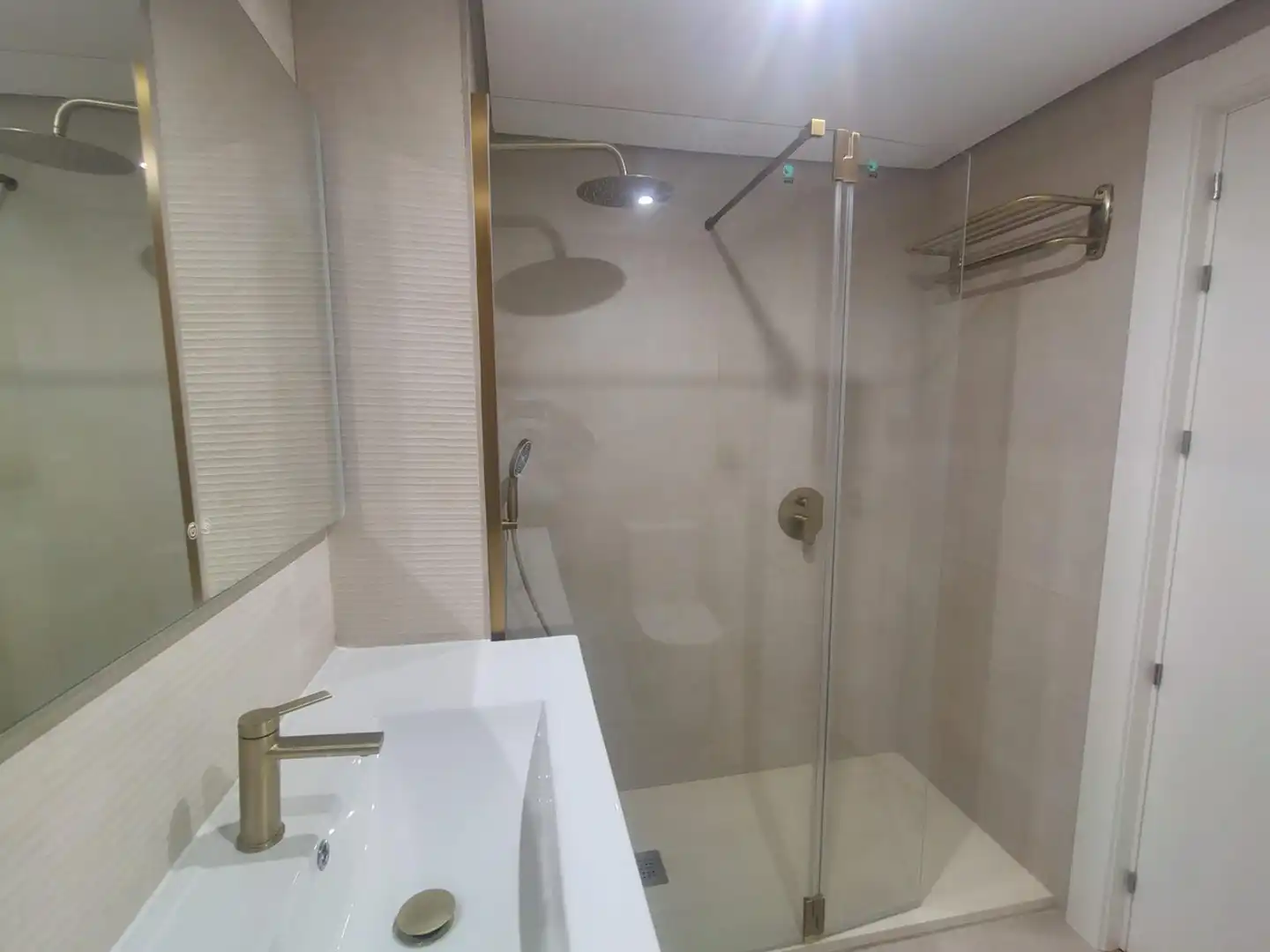 Bathroom of Flat for rent in Valladolid  with Air Conditioner, Heating and Parquet flooring