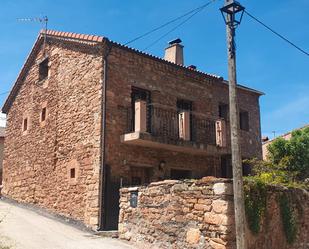 Vista exterior de Casa o xalet en venda en Albendiego amb Calefacció, Jardí privat i Moblat