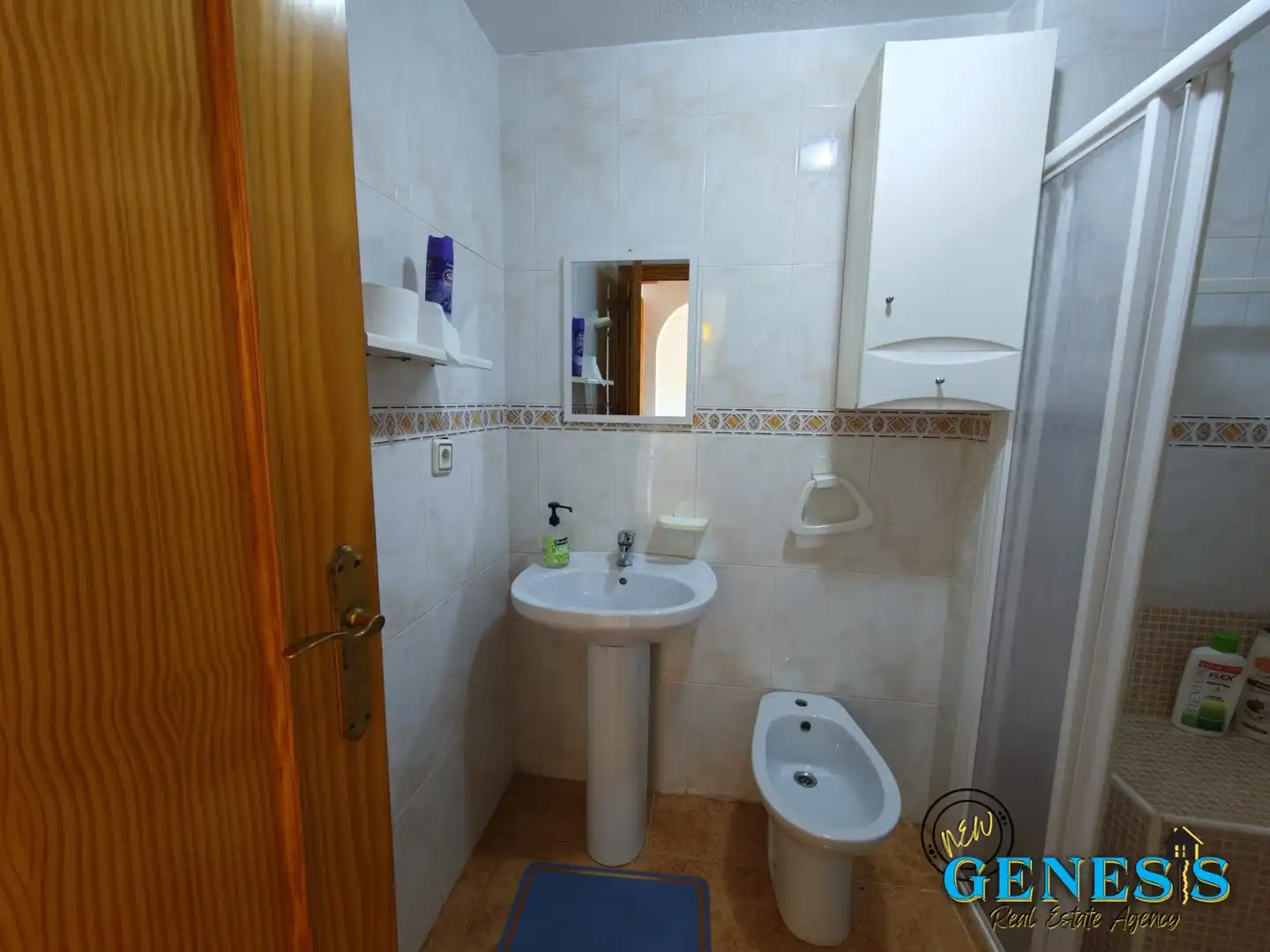 Baño de Apartamento en venta en Torrevieja con Terraza, Amueblado y Lavadora