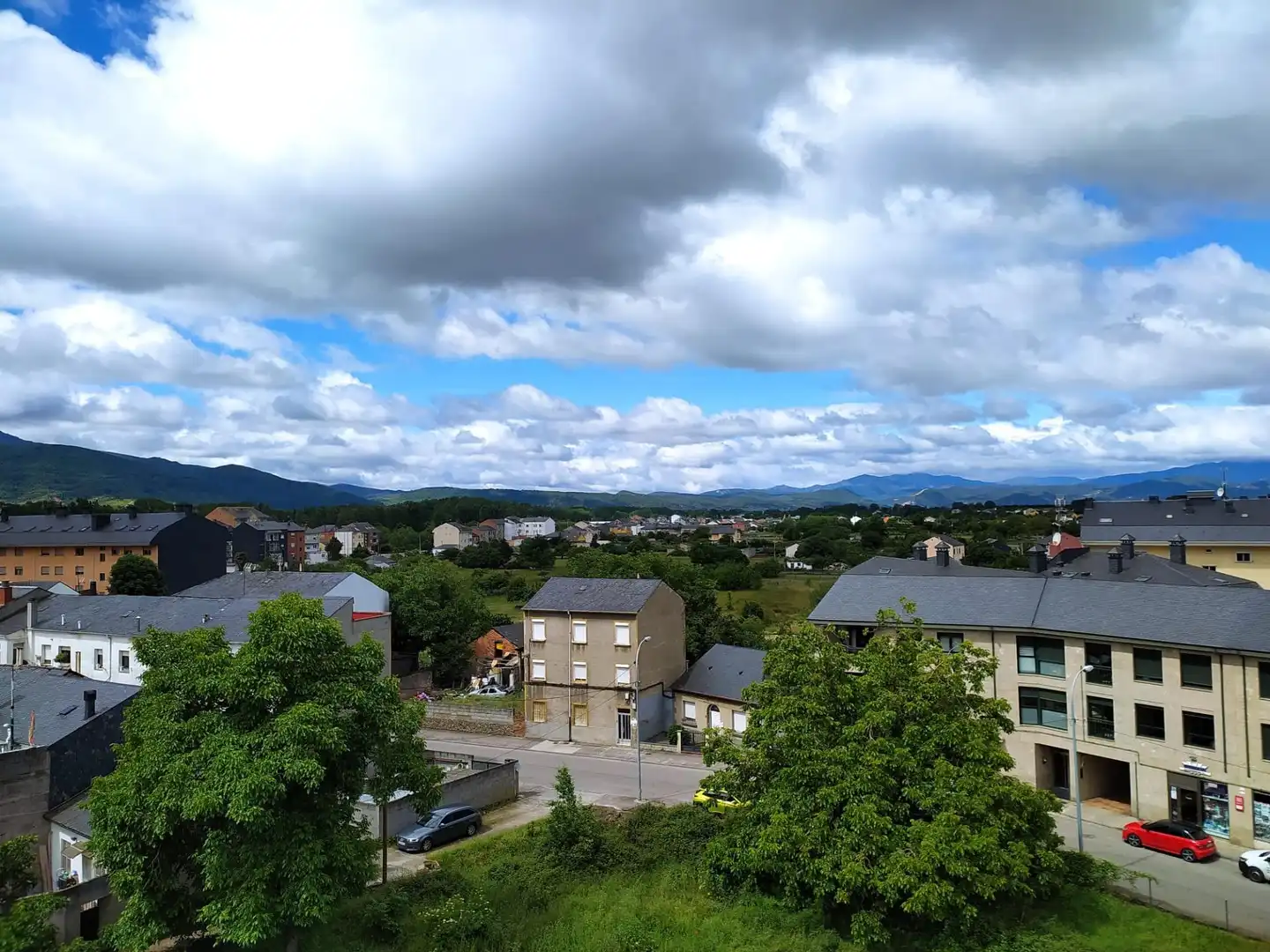 Vista exterior de Piso en venta en Ponferrada con Calefacción, Terraza y Trastero
