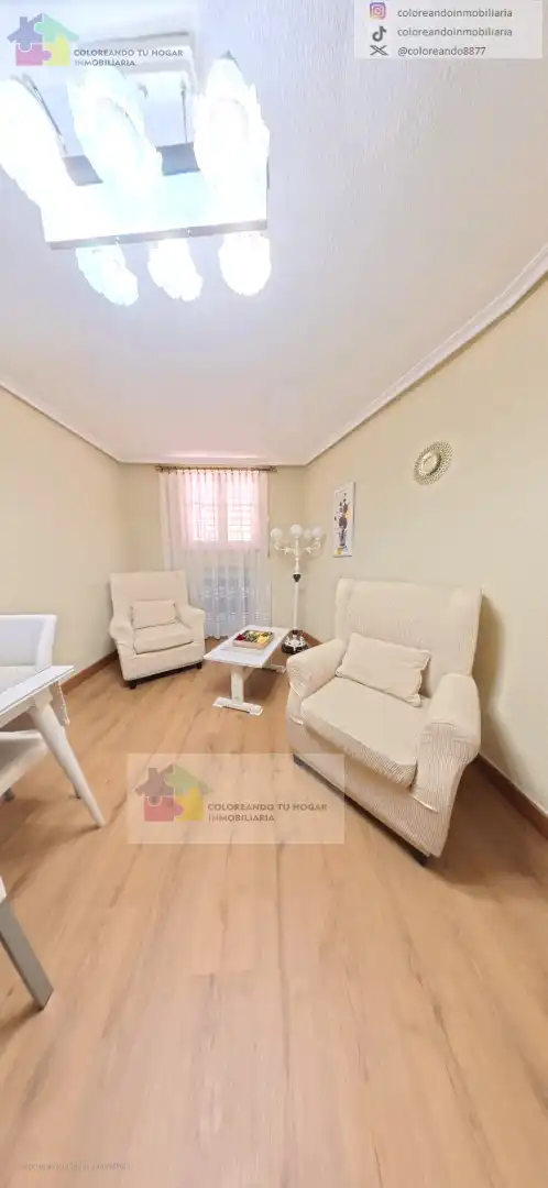 Sala d'estar de Casa o xalet en venda en La Pola de Gordón  amb Calefacció, Jardí privat i Parquet