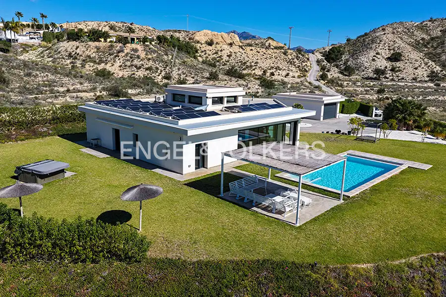 Vista exterior de Casa o xalet en venda en Alicante / Alacant amb Aire condicionat, Calefacció i Jardí privat