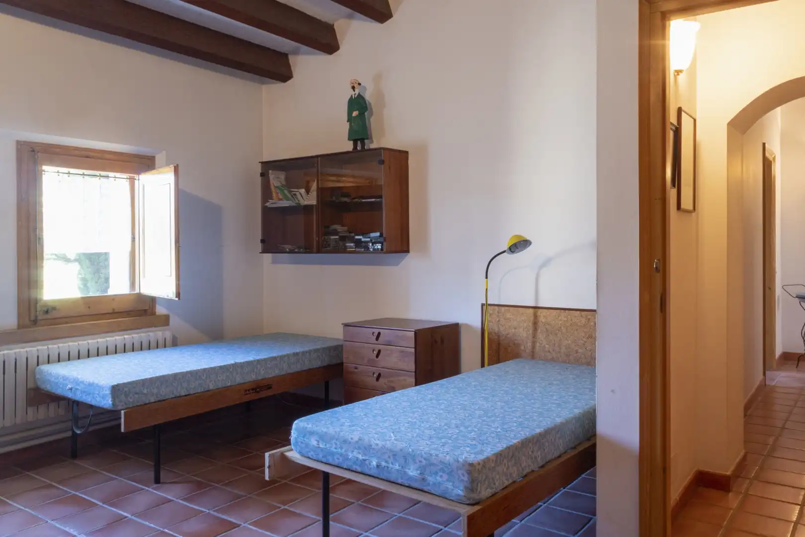 Dormitori de Finca rústica en venda en Cabanelles amb Calefacció, Terrassa i Moblat