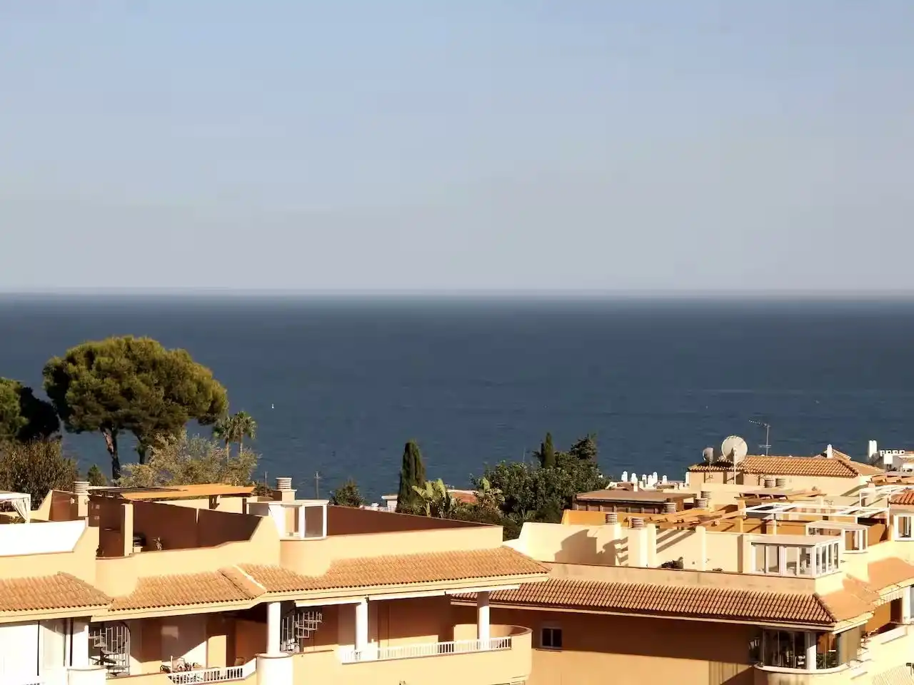 Vista exterior de Àtic de lloguer en Fuengirola amb Aire condicionat, Jardí privat i Terrassa