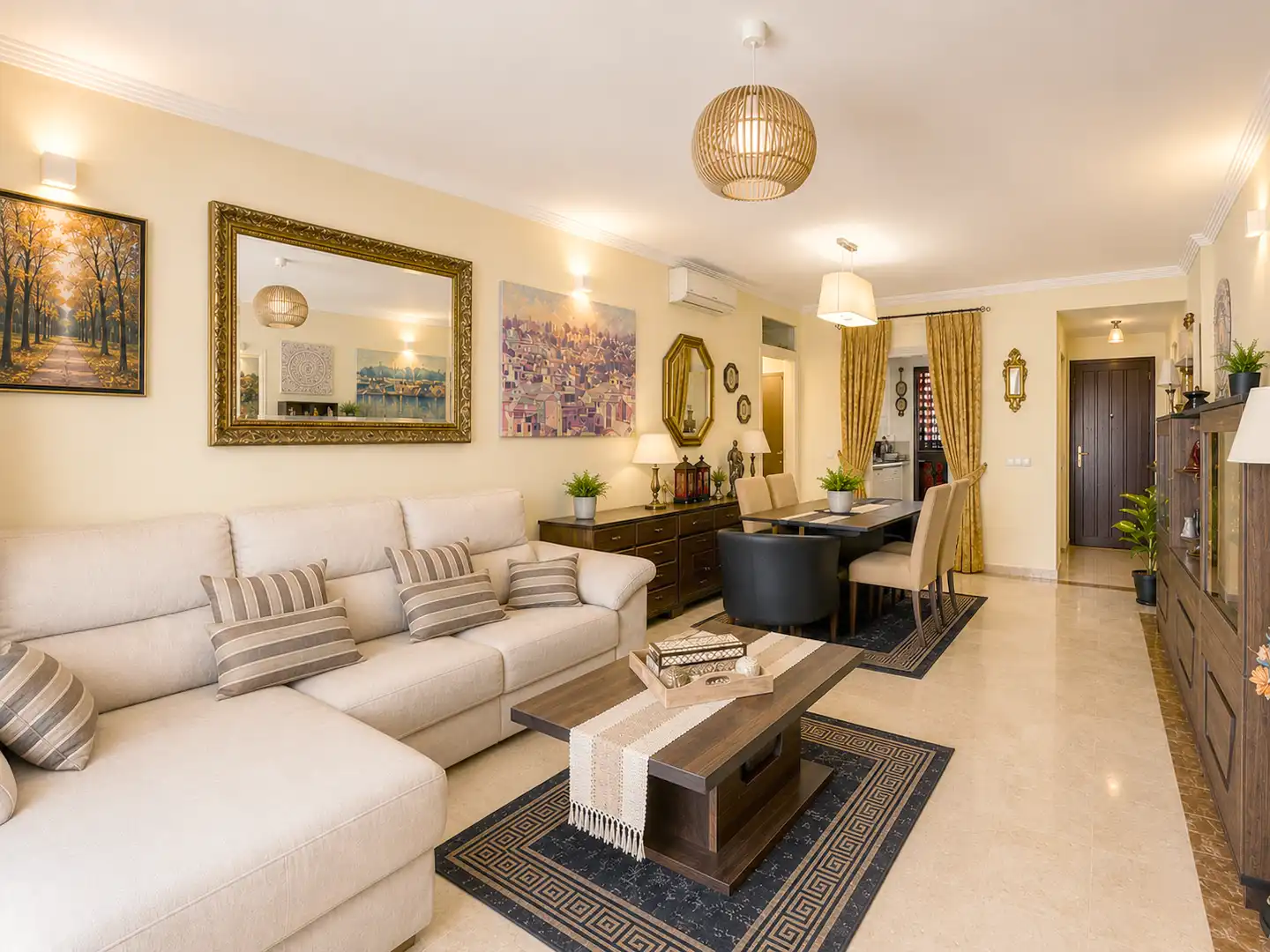 Sala d'estar de Apartament en venda en Estepona amb Aire condicionat, Terrassa i Piscina