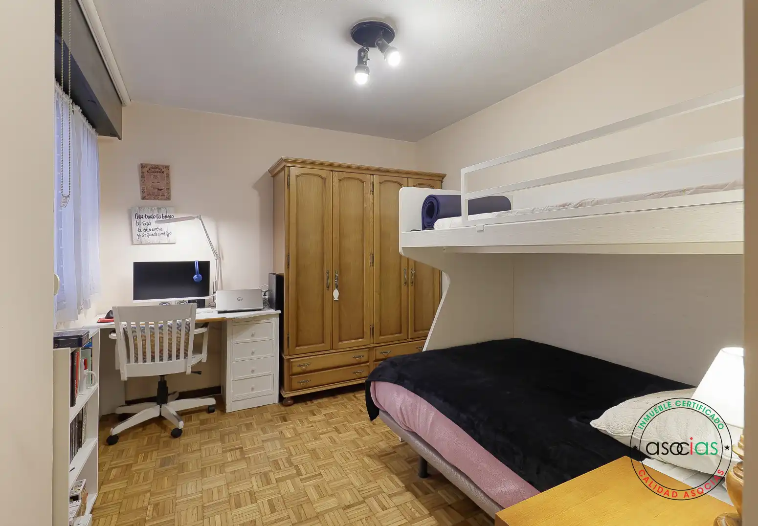 Dormitori de Pis en venda en Gijón  amb Calefacció, Parquet i Traster